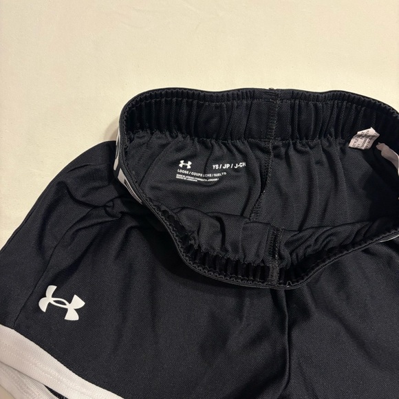 Under Armour clothing set Pink Athletic T-shirt and black and white shorts - Picture 10 of 12
